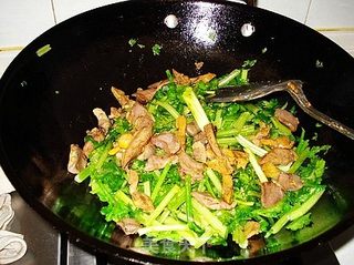芹菜炒鸡杂的做法步骤:6