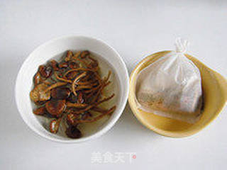 滋阴补血—八宝乌鸡的做法步骤:4