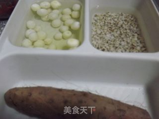 莲子山药薏仁粥的做法步骤：1