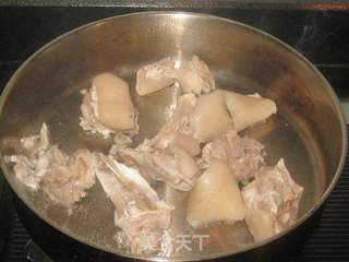 羊肉胡萝卜砂锅煲的做法步骤:2
