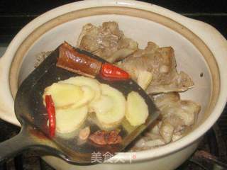 羊肉胡萝卜砂锅煲的做法步骤:4