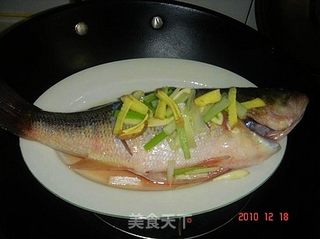 清蒸鲈鱼的做法步骤:2