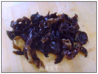 白菜炒木耳 。的做法步骤：2