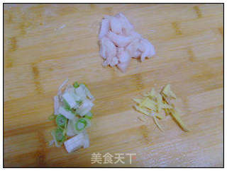 白菜炒木耳 。的做法步骤：3