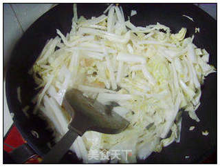 白菜炒木耳 。的做法步骤：7
