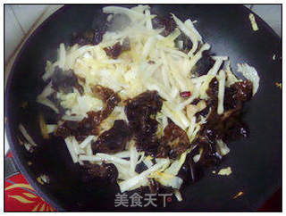 白菜炒木耳 。的做法步骤：9