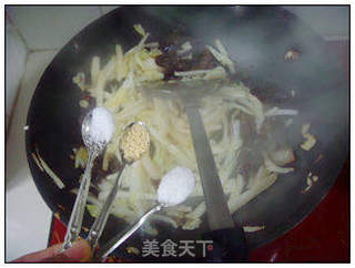 白菜炒木耳 。的做法步骤：10