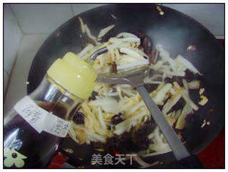白菜炒木耳 。的做法步骤：11