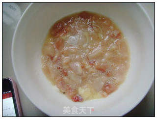 双椒鸡丁 。的做法步骤：2