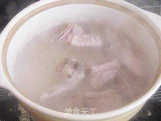 排骨核桃莲藕砂锅煲的做法步骤:2