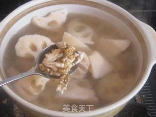 排骨核桃莲藕砂锅煲的做法步骤:6