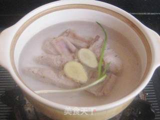 排骨核桃莲藕砂锅煲的做法步骤:3