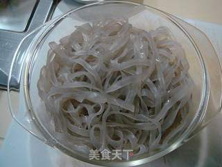 原汁原味儿“酸菜粉条汆白肉”的做法步骤：2