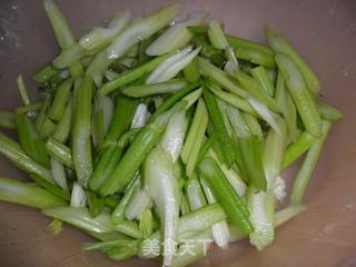 芹菜炒土豆片的做法步骤：1