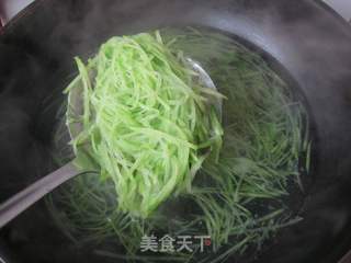 给寒冬添一抹温暖的绿色—翡翠鲜虾线的做法步骤:8