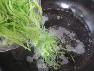 给寒冬添一抹温暖的绿色—翡翠鲜虾线的做法步骤:10