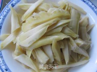 花椰菜根茎泡菜炒肉丝的做法步骤：2