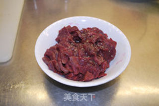 红椒大葱炒麋鹿肉的做法步骤：2