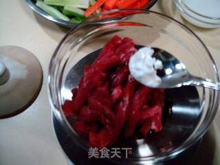 家常快捷小炒菜肴“西芹炒牛柳”的做法步骤：1