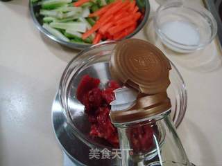 家常快捷小炒菜肴“西芹炒牛柳”的做法步骤：2