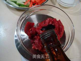 家常快捷小炒菜肴“西芹炒牛柳”的做法步骤：4
