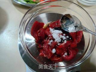 家常快捷小炒菜肴“西芹炒牛柳”的做法步骤：5