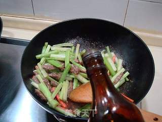 家常快捷小炒菜肴“西芹炒牛柳”的做法步骤：9