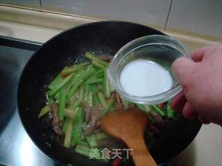 家常快捷小炒菜肴“西芹炒牛柳”的做法步骤：11