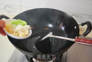 炒出麻辣鲜香,爽脆清甜【手撕包菜】需要掌握的五个要诀的做法步骤:2