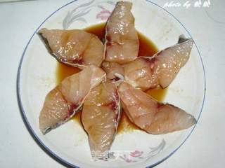 六角星榨菜蒸鱼的做法步骤：1