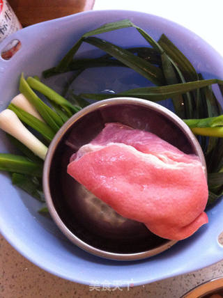 蒜苗回锅肉的做法步骤：1