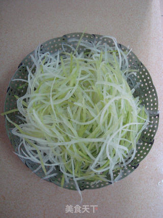堪称米饭杀手的粤式家常快手小炒——千丝万缕的做法步骤:5