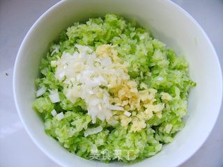 冬至的饺子——萝卜韭菜大肉水饺的做法步骤:3