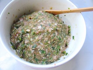 冬至的饺子——萝卜韭菜大肉水饺的做法步骤:7