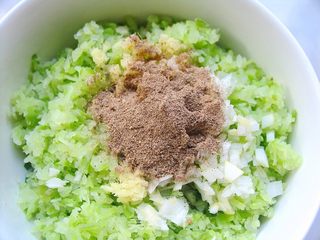冬至的饺子——萝卜韭菜大肉水饺的做法步骤:4