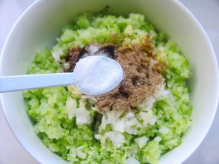 冬至的饺子——萝卜韭菜大肉水饺的做法步骤:6