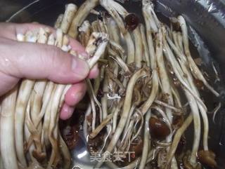 茶树菇肉片汤的做法步骤:2
