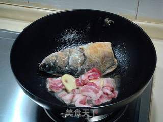 冬季泡菜吃法“酸汤鱼头”的做法步骤：5