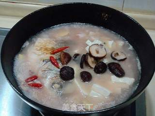 冬季泡菜吃法“酸汤鱼头”的做法步骤：9