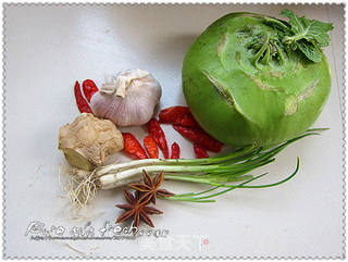 经典湘菜——比翼双飞之干锅鲫鱼的做法步骤:2