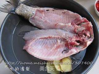 经典湘菜——比翼双飞之干锅鲫鱼的做法步骤:3