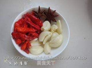 经典湘菜——比翼双飞之干锅鲫鱼的做法步骤:5