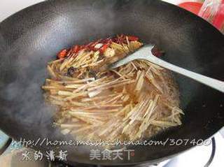 经典湘菜——比翼双飞之干锅鲫鱼的做法步骤:11