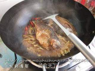 经典湘菜——比翼双飞之干锅鲫鱼的做法步骤:12