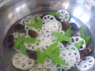 【家庭快手小炒】简单好吃---荷塘小炒（素）的做法步骤：4