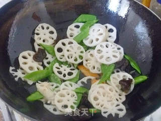 【家庭快手小炒】简单好吃---荷塘小炒（素）的做法步骤：8