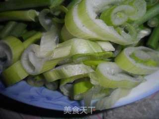 蒜苔炒肉的做法步骤：2