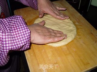 用电饼铛制作披萨的做法步骤：4