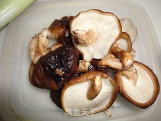香菇扒油菜的做法步骤：1