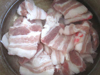 酸菜炖白肉血肠~经典的东北农家杀猪菜的做法步骤:2